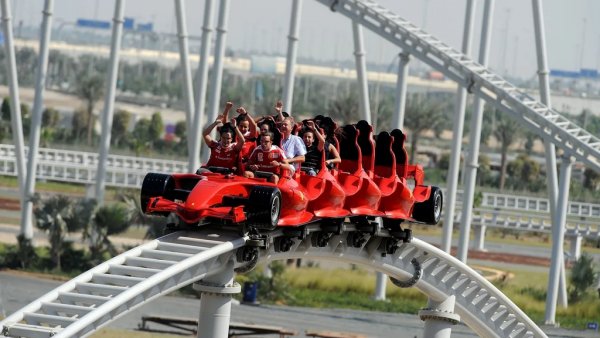 До момента италианската марка е създала два такива тематични парка - Ferrari Land в Испания и Ferrari World в Абу Даби, като последният е дом на най-бързото влакче на ужасите в света. То се нарича Rosso и ускорява от 0 до 240 км/ч са по.-малко от пет секунди - по-бързо даже от Rimac Nevera. 
